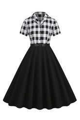 V-Ausschnitt Kurzarm Kariertes schwarzes Kleid aus den 1950er Jahren mit Gürtel